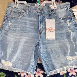 Selling this spring light wash short from Walmart/didn’t fit/brand new.